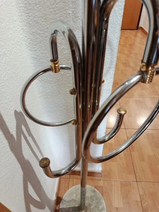 Perchero de pie, base de mármol.