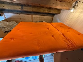Sofá cama naranja para espacios pequeños