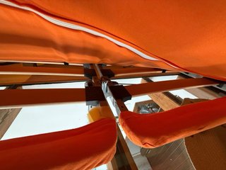 Sofá cama naranja para espacios pequeños