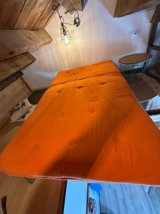 Sofá cama naranja para espacios pequeños
