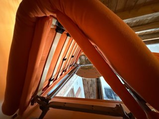 Sofá cama naranja para espacios pequeños