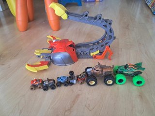 Monster Trucks y Pista de Juego