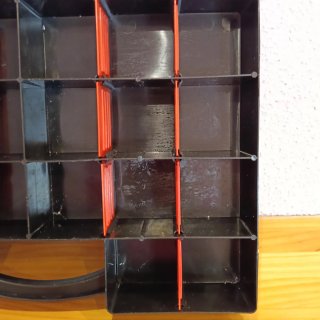 Maletín organizador gris con compartimentos