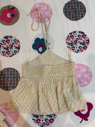 Top beige con estampado floral
