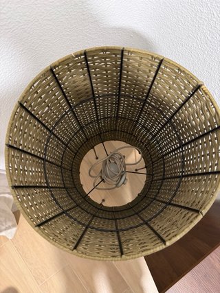 Lámpara de pie de mimbre y metal