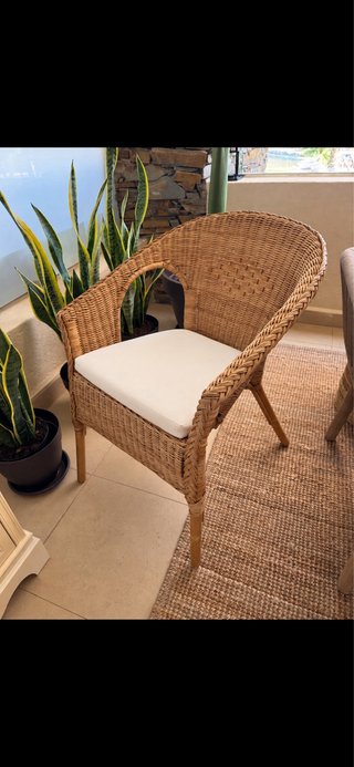 Conjunto sillón ratán IKEA y mesa bambú