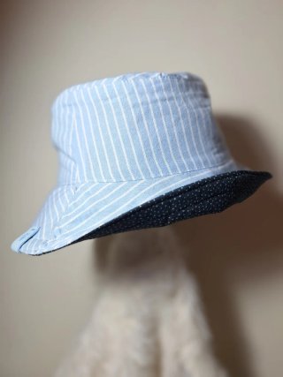 Sombrero pescador reversible azul y blanco
