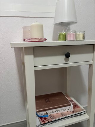 Mesita de noche blanca con cajón