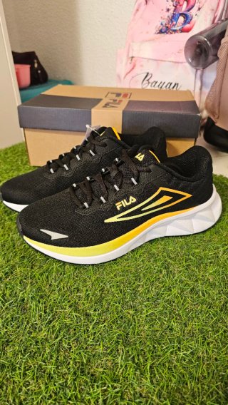 Zapatillas Fila Negras y Amarillas Talla 41