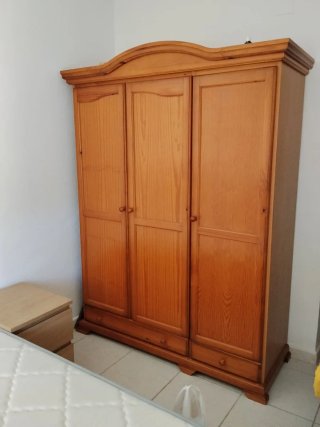Armario de madera provenzal