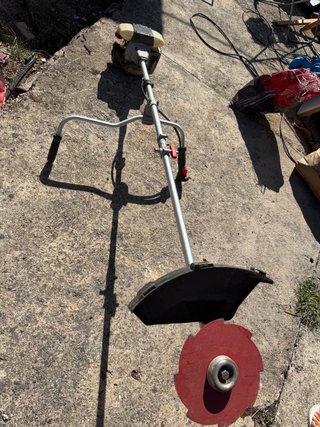 Desbrozadora con disco metálico