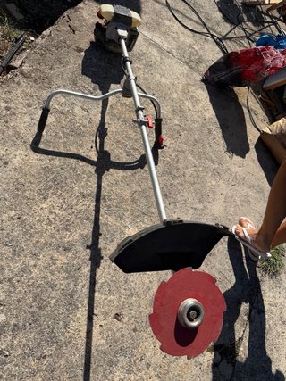 Desbrozadora con disco metálico