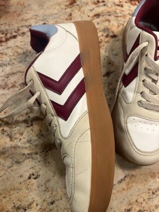 Zapatillas Hummel beige y blancas