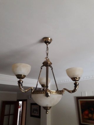 Lámpara de salón dorada y blanca