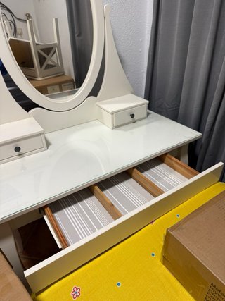 Tocador blanco con espejo ovalado y banqueta