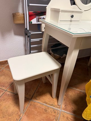 Tocador blanco con espejo ovalado y banqueta