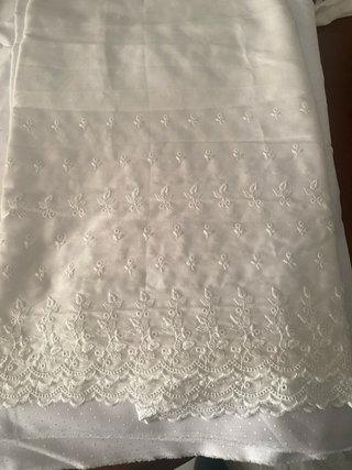 Tela bordada blanca con bordados hasta la orilla