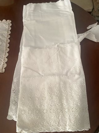 Tela bordada blanca con bordados hasta la orilla