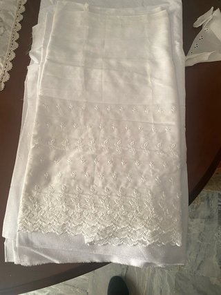 Tela bordada blanca con bordados hasta la orilla