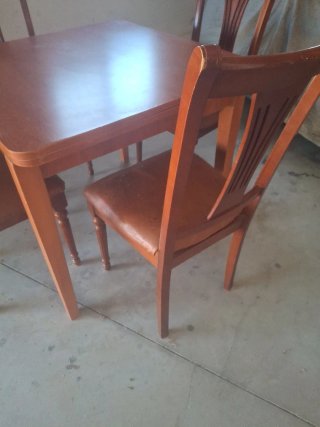 Mesa de comedor con 4 sillas