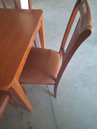 Mesa de comedor con 4 sillas