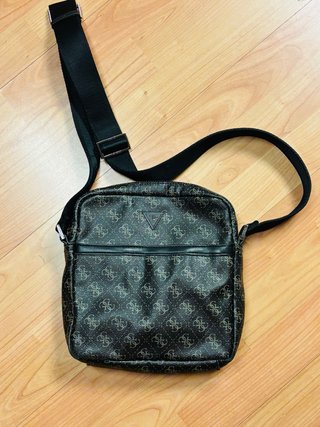 Bolso bandolera Guess monograma