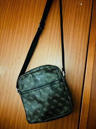 Bolso bandolera Guess monograma