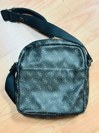 Bolso bandolera Guess monograma