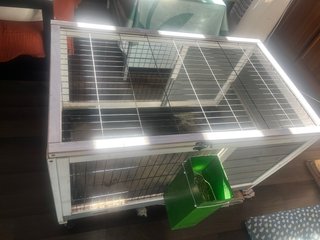 Jaula para conejo blanca y gris