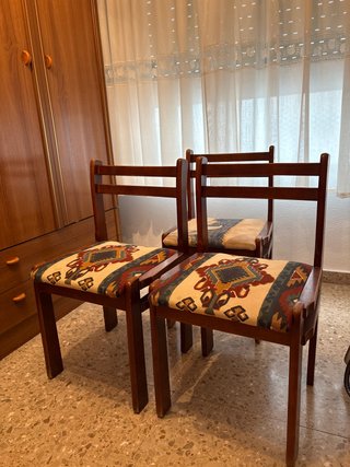 Juego de 3 sillas de madera con tapizado