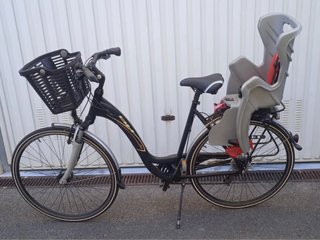 Bicicleta de paseo BH con silla para niño