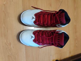 Zapatillas Jordan Rojas y Blancas
