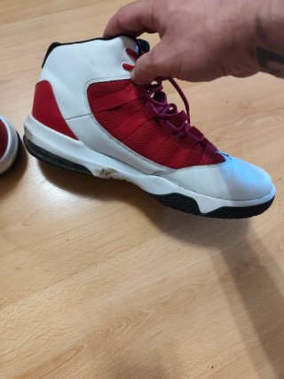 Zapatillas Jordan Rojas y Blancas