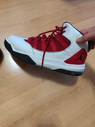 Zapatillas Jordan Rojas y Blancas
