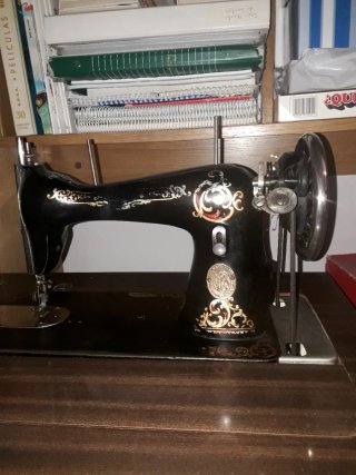 Máquina de coser Alfa antigua
