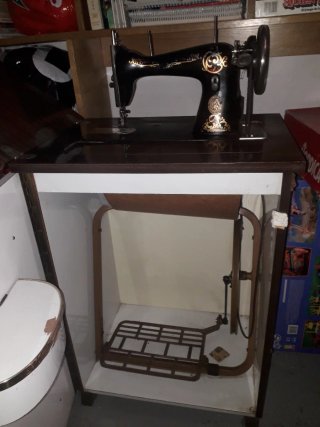 Máquina de coser Alfa antigua