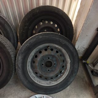 Llantas Nissan NV200 con tapacubos y tuercas