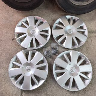 Llantas Nissan NV200 con tapacubos y tuercas