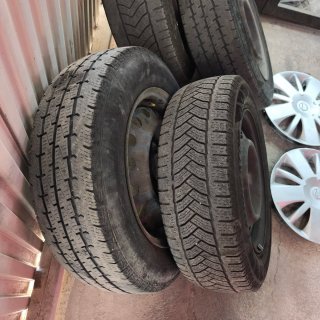 Llantas Nissan NV200 con tapacubos y tuercas