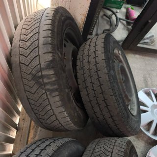 Llantas Nissan NV200 con tapacubos y tuercas