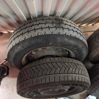Llantas Nissan NV200 con tapacubos y tuercas