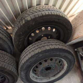 Llantas Nissan NV200 con tapacubos y tuercas