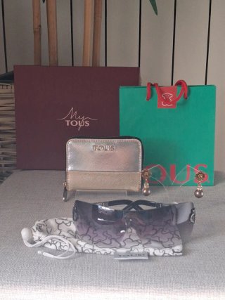 Conjunto Tous: monedero, gafas y pendientes