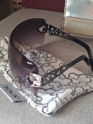 Conjunto Tous: monedero, gafas y pendientes