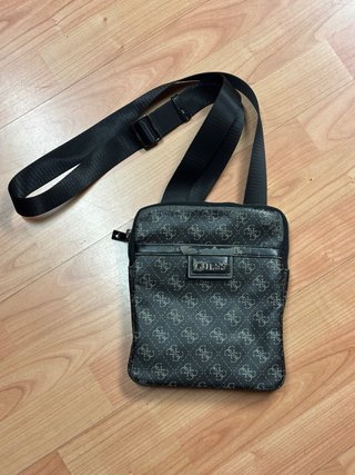 Bolso bandolera Guess monograma