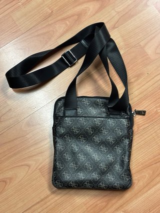 Bolso bandolera Guess monograma