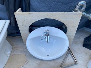 Lavabo Roca con encimera mármol