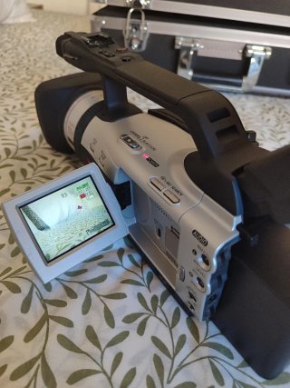 Canon GL2 NTSC MiniDV 3CCD Digital Video Camcorder