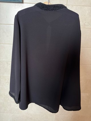 Blusa negra fluida con pedreria en cuello y mangas
