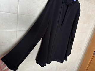 Blusa negra fluida con pedreria en cuello y mangas